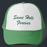 Boné Chapéu de Golfe Festa de Solteiro No Mesmo Buraco<br><div class="desc">Chapéu de Golfe Festa de Solteiro No Mesmo Buraco Para Sempre Personalizado Chapéu de Caminhão para Presente do Noivo Presente para o Noivo Festa de Solteiro</div>