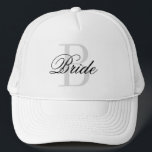 Boné Chapéu do camionista do monograma da NOIVA para a<br><div class="desc">Chapéu do camionista do monograma da noiva para a festa de casamento. Ideia engraçada do presente da lua de mel para que logo seja mulher casada. Design monogrammed feito sob encomenda com tipografia à moda do roteiro. Boné preto e branco elegante do logotipo. Os acessórios do casamento para a festa...</div>