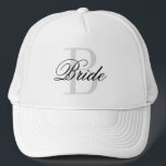 Boné Chapéu do camionista do monograma da NOIVA para a<br><div class="desc">Chapéu do camionista do monograma da noiva para a festa de casamento. Ideia engraçada do presente da lua de mel para que logo seja mulher casada. Design monogrammed feito sob encomenda com tipografia à moda do roteiro. Boné preto e branco elegante do logotipo. Os acessórios do casamento para a festa...</div>