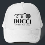 Boné Chapéu engraçado de jogador de futebol italiano<br><div class="desc">Chapéu de jogador de futebol italiano engraçado para jogadores e fãs. Personalize com seu próprio texto personalizado ou citação engraçada. Boa ideia de presente de aniversário para amigos e familiares que adoram jogar bola de bocce. O jogo de boliches italiano, semelhante a tigelas e ramos. Coma Repetidamente! Adicione seu próprio...</div>