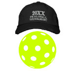 Boné Chapéu preto de baseball de 20XX no Torneio de Pic<br><div class="desc">Este é um chapéu de excelente para os entusiastas do Pickleball. Adicione o ano do torneio. Você pode alterar a fonte/texto/cores. Chapéu De Beisebol De Batedeira De Batedeira De Fora/Dentro.</div>