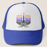 Boné Chapéus de Menorah do metal<br><div class="desc">Arte de Digitas Chanukah - menorah martelado com velas roxas modeladas,  todo o burning do metal.</div>