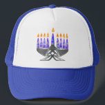 Boné Chapéus de Menorah do metal<br><div class="desc">Arte de Digitas Chanukah - menorah martelado com velas roxas modeladas,  todo o burning do metal.</div>