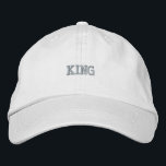 Boné Chic Apresentando Rei Branco Assustador<br><div class="desc">Apresentando o icônico texto "Rei",  este boné bordado de algodão branco oferece uma opção elegante e confortável para o veste diário. A precinta ajustável garante um ajustado perfeito para o conforto do dia inteiro.</div>