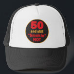 Boné Cinquenta e continua fumando quente | 50.o anivers<br><div class="desc">Cinquenta e continua fumando chapéu quente. Um presente divertido para o 50º aniversário de alguém. ⭐ 99% dos meus designs na minha loja são feitos em camadas. Isso facilita o redimensionamento e a movimentação de gráficos e textos para que cada produto seja ajustado perfeitamente. ⭐ (Não se esqueça de redimensionar...</div>