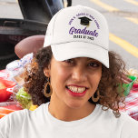 Boné Classe Personalizada do Formando Roxo de Graduação<br><div class="desc">Esses modernos chapéus de formando mais velho roxo têm seu nome de segundo grau ou de faculdade para a classe de 2025. Personalize com o seu ano de graduação com o script manuscrito chic e o boné formando preto para um presente personalizado de festa de formatura de excelente.</div>