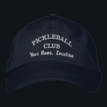 Boné Clube de Equipe de Pickleball Personalizado, Nome<br><div class="desc">O chapéu perfeito para os entusiastas da bola de picles. Adicione o seu clube, nome da equipe, localização ou data da cidade/cidade, nome do torneio, etc. para criar um boné de seleção. Excelente para jogos de equipe ou eventos de torneio - ou até mesmo uma viagem de picleball. Altere facilmente...</div>