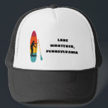 Boné Coloque a tampa do Conselho SUP - Souvenir de Text<br><div class="desc">Adicione seu próprio texto para criar um chapéu de lembrança personalizado ou um presente personalizado. Este chapéu de caminhoneiro ou boné de beisebol apresenta uma ilustração de um SUP ou conselho de remo e remo reproduzidos em cores vibrantes do pôr do sol com uma ilustração da silhueta a preto de...</div>