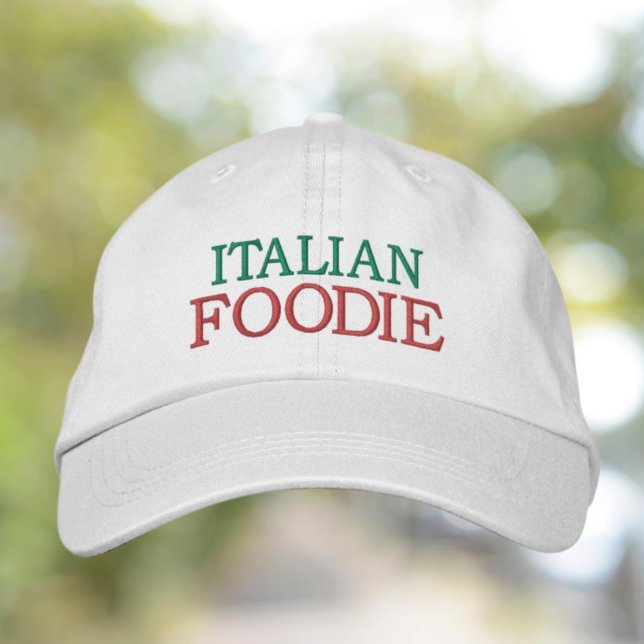 Boné Comida Italiana Divertida (Italian Foodie embroidered in green and red on a white baseball cap for Italian food lovers)