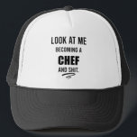 Boné Cozinhar Engraçado Presente Para Camisa Engraçada<br><div class="desc">Olhe para mim tornando-me um Cozinhar Engraçado do Chef Presente para Chef Chef Engraçado Chef Graduação Chef Chef Graduação Chef,  graduação,  cozinhar,  cozinhar,  cozinha,  comida,  foodie,  engraçada,  culinária,  restaurante,  grill,  baker,  faca,  gourmet</div>