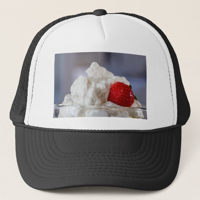 Boné Creme com morangos numa taça de vidro (Frente)