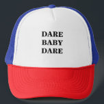 Boné Dare baby ousare calliografia<br><div class="desc">Chapéu Moderno com palavras motivadoras: Atrevo Bebê.</div>