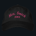 Boné de Baseball da Noiva Personalizada - Casament<br><div class="desc">Celebre a noiva com este boné de baseball personalizado - personalize com 'Sra. [Sobrenome]', datas de casamento ou frases divertidas! Perfeito para comemorações de casamento, festas de solteira e fotos. Use nossa ferramenta de design para personalizar, personalizar e para editar, substituir ou remover o texto ou os elementos de design...</div>