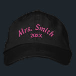 Boné de Baseball da Noiva Personalizada - Casament<br><div class="desc">Celebre a noiva com este boné de baseball personalizado - personalize com 'Sra. [Sobrenome]', datas de casamento ou frases divertidas! Perfeito para comemorações de casamento, festas de solteira e fotos. Use nossa ferramenta de design para personalizar, personalizar e para editar, substituir ou remover o texto ou os elementos de design...</div>
