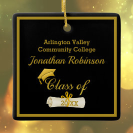 Boné de Formando Dourado e ornamento cerâmico do D