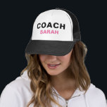 Boné de Texto Negrito Preto Cor-de-Encaixe Persona<br><div class="desc">Chapéu do Boné de Segurança com Texto em Negrito Rosa e Preto. Ideal para muitos esportes, incluindo atletismo de ginástica, tênis, netball, natação, futebol, hóquei no gelo, futebol, tênis de mesa, voleibol, basquete, hóquei, ginástica, baseball, luta, voleibol e softball.</div>