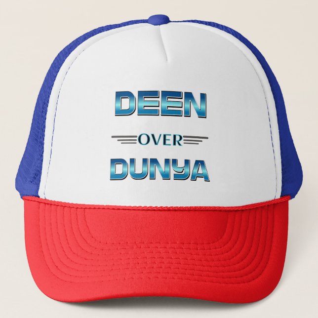 Boné Deen Sobre A Camisa Dunya. (Frente)