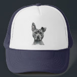 Boné Desenho Stalky cinzento do cão do pitbull<br><div class="desc">Este é um retrato de um cão cinzento do pitbull com branco em sua caixa. Tem uma posição da orelha. Tem um olhar régio em sua cara. Está em um lado volumoso e tem uma cara grande e muscular. Isto foi esboçado com lápis e colorido então digital com pastel.</div>