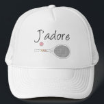 Boné Design do jogador de Tênis francês Chic J'adore<br><div class="desc">Eu adoro tênis design na linguagem chic french, com raquete retro tênis branco. Presente clássico personalizado de chic, pré-disquete e design de tênis elegante para tênis. Presente simples e minimalista para o seu treinador de tênis ou equipe de tênis. Presente personalizado para um jogador de tênis. Ilustração de J'adore tênis....</div>