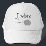 Boné Design do jogador de Tênis francês Chic J'adore<br><div class="desc">Eu adoro tênis design na linguagem chic french, com raquete retro tênis branco. Presente clássico personalizado de chic, pré-disquete e design de tênis elegante para tênis. Presente simples e minimalista para o seu treinador de tênis ou equipe de tênis. Presente personalizado para um jogador de tênis. Ilustração de J'adore tênis....</div>