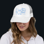 Boné Despedida de Solteira de Esqui Último Brinde nas E<br><div class="desc">Gorro de caminhoneiro personalizado para despedida de solteira. Se você está planejando uma viagem de despedida de solteira no inverno, esses itens de festa Après Ski são a adição perfeita para tornar o fim de semana ainda mais especial! Com charmosas ilustrações desenhadas à mão de esquis, coquetéis, coelhinhas da neve,...</div>