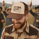 Boné Despedida de Solteiro Tema Western Ele Está Dando<br><div class="desc">Esses divertidos chapéus de caminhoneiro permitirão que você celebre o noivo com estilo! O charmoso design temático do oeste apresenta um gráfico de arte com palavras em xilogravura com uma bota de cowboy, chapéu de cowboy e um laço em forma de coração. A letra vintage diz: Ele Está Dando o...</div>