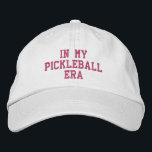 Boné Divertido, Presente De Jogada De Trendência - Na M<br><div class="desc">Um chapéu giro e divertido que diz "Na Era do Meu Pickleball". Perfeito para aqueles que amam o jogo de picleball. Arranja um chapéu igual para o teu bestie de picleball. Altere facilmente o texto personalizado.</div>