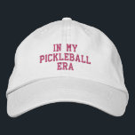 Boné Divertido, Presente De Jogada De Trendência - Na M<br><div class="desc">Um chapéu giro e divertido que diz "Na Era do Meu Pickleball". Perfeito para aqueles que amam o jogo de picleball. Arranja um chapéu igual para o teu bestie de picleball. Altere facilmente o texto personalizado.</div>
