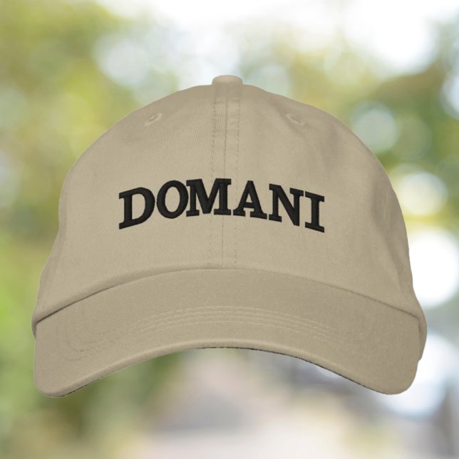 Boné Domani - Chapéu Caqui Divertido com Bordado Preto (khaki baseball cap with black thread "domani" (tomorrow) embroidered. Funny Italian gift)