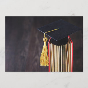 Boné e equipe sobre o convite à graduação