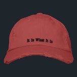 Boné É O Que Diz Vintage Black Rustic Red<br><div class="desc">Um Boné de Chino Vermelho Distinto Vermelho divertido,  bordado em preto com aspas,  É o que é. Pode ser personalizado. Um presente de aniversário legal ou ideia acessória.</div>