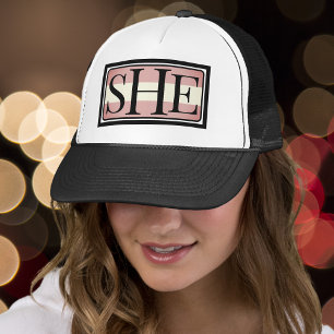 Boné Ela pronuncia "trans gender Trucker Hat"