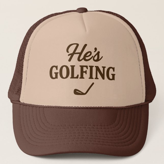 Boné Ele está jogando golfe Golfe Divertido MÃE Golfe F (Frente)
