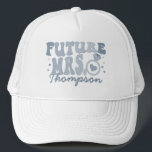 Boné Em Meu Noivado De Era Envolvido, Ofereça-Se À Facu<br><div class="desc">Eleve a celebração do seu noivado com o nosso "Na Minha Era Envolvida" Trucker Hat personalizado. Essa tendência e esse acessório legal é o presente personalizado perfeito para a noiva-a-ser, adicionando um toque de estilo retrô ao seu chá de panela ou festa de solteira. O chapéu apresenta texto retrô ondulado,...</div>