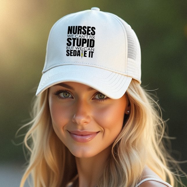 Boné Enfermeiras não podemos Ajustado Design (Show off your humor with our "We Can't Fit" nurses trucker hat—perfect for fun at work!)