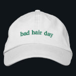 Boné Engraçado Má Trendência de Citação de Cabelo Perso<br><div class="desc">Faça uma declaração com este boné bordado de beisebol da tendência apresentando uma citação engraçada sobre dias ruins de cabelo e uma vibração preguiçosa. A cor do texto e do fio pode ser totalmente personalizada, fazer-a como o acessório perfeito para aqueles que amam o humor, o estilo casual e uma...</div>