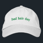 Boné Engraçado Má Trendência de Citação de Cabelo Perso<br><div class="desc">Faça uma declaração com este boné bordado de beisebol da tendência apresentando uma citação engraçada sobre dias ruins de cabelo e uma vibração preguiçosa. A cor do texto e do fio pode ser totalmente personalizada, fazer-a como o acessório perfeito para aqueles que amam o humor, o estilo casual e uma...</div>