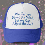 Boné Entusiasta de Iate ou de Navegação<br><div class="desc">Citação à vela num chapéu. Não podemos direcionar o vento,  mas podemos ajustar a vela! Chapéu à vela. Presente para um marinheiro ou um caçador.</div>