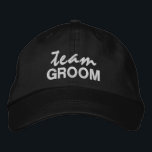 Boné Equipe GROOM diversão noveldade de escritura negra<br><div class="desc">Comemore em estilo com este boné personalizado de beisebol do GROOM. Perfeito para todos na sua festa noiva.</div>