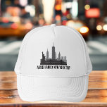 Boné Estátua da Liberdade Trip Skyline de Nova York<br><div class="desc">Personalize esses chapéus de férias de Nova Iorque chic para sua viagem familiar à grande maçã. Este saque moderno apresenta um desenho excelente preto e branco do horizonte de Manhattan e da Estátua da Liberdade acima do seu texto personalizado. Legal arranha-céus para a sua viagem.</div>