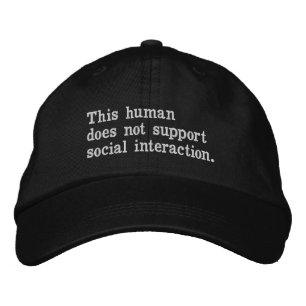 Boné Este humano não suporta a interação social.