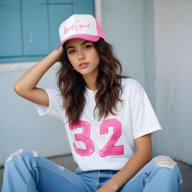Boné Estilo Retro - Estilo Neon Pink - Brilho - Script  (Retro Style Neon Pink Bride Squad Script Trucker Hat)