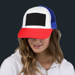 Boné Explore uma foto branca e preta cativante<br><div class="desc">Mergulhe no encanto desta fotografia urbana monocromática que mostra uma torre de relógio histórica. Descubra a beleza desse marco antigo e sua intrincada arquitetura contra a paisagem urbana.</div>