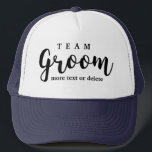 Boné Favores modernos do casamento do noivo da equipe<br><div class="desc">TEAM favores do noivo para seus padrinhos de casamento e festa de casamento. Personalize adicionando um nome, uma data, um lugar, etc. Pode igualmente mudar do "ao pelotão noivo", do "ao grupo" etc. noivo perfeito para obter sua "equipe" excitada sobre sua celebração grande do casamento - igualmente faz um grande...</div>