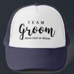 Boné Favores modernos do casamento do noivo da equipe<br><div class="desc">TEAM favores do noivo para seus padrinhos de casamento e festa de casamento. Personalize adicionando um nome, uma data, um lugar, etc. Pode igualmente mudar do "ao pelotão noivo", do "ao grupo" etc. noivo perfeito para obter sua "equipe" excitada sobre sua celebração grande do casamento - igualmente faz um grande...</div>