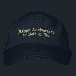 Boné Feliz Aniversário Personalizado para Vocês Dois Ch<br><div class="desc">Este boné de algodão marinho apresenta a mensagem sentida "Feliz aniversário para vocês dois", fazer um presente pensativo para casais celebrando seu dia especial. O texto é perfeitamente bordado para um aspecto e um sentimento especiais. O boné é projetado para conforto com uma pulseira ajustável, garantindo um ajustado perfeito para...</div>