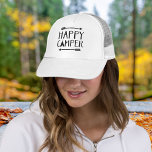 Boné Feliz Camper<br><div class="desc">Abrace o espírito da aventura e a alegria de viver ao ar livre com a nossa roupa e acessórios do "Feliz Camper"! Apresentando um gráfico encantador de uma tenda aconchegante aninhada em meio a flechas brancas, nossos designs capturam a essência da luxúria e exploração. Quer você seja um aventureiro experiente...</div>