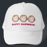 Boné Feliz Hanukkah Chanukah Jelly Rosquinha Doughnut<br><div class="desc">Apresenta uma ilustração original de uma rosquinha de gelatina tocada com açúcar em pó. Perfeito para Hanukkah! Esta ilustração Chanukah também está disponível em outros produtos. Não vê o que está procurando? Precisa de ajuda para a personalização? Entre em contato com Rebecca para ter algo projetado só para você.</div>
