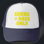 Boné Feliz Verão Sunny Days Apenas Citação<br><div class="desc">Design de tipografia feliz e positiva com a citação "Somente dias de Verão" em uma fonte retrô amarela.</div>