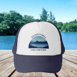 Boné Férias de Verão da Reunião Familiar da Casa do Lag<br><div class="desc">Esses legal chapéus personalizados de casas de lago apresentam um rio azul sereno cercado por árvores e seu texto personalizado para uma reunião familiar,  uma viagem de acampamento ou férias de verão. Personalize este boné com seu sobrenome ou outro nome de grupo.</div>